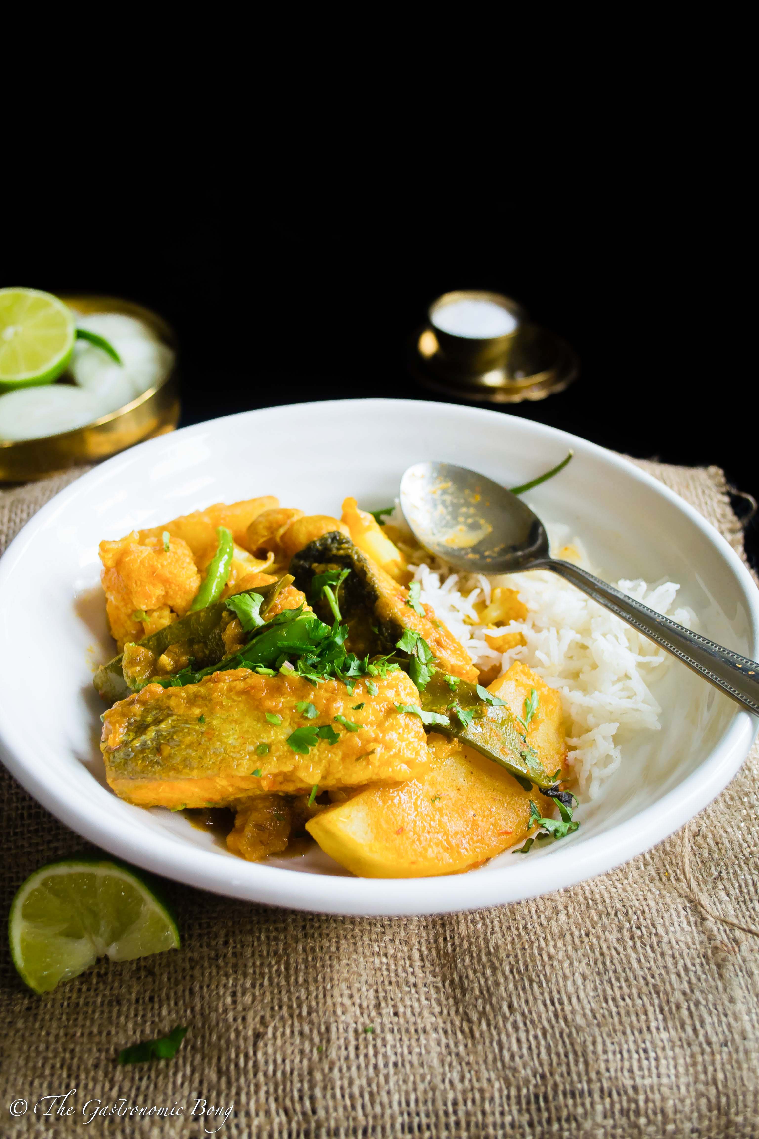 Salmon Curry With Cauliflower And Potato (Aloo Fulkopi Diye Macher Jhol)